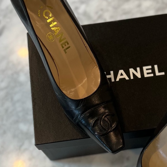 CHANEL CoCo Interlocking CC Black Lambskin Pumps - Picture 5 of 9